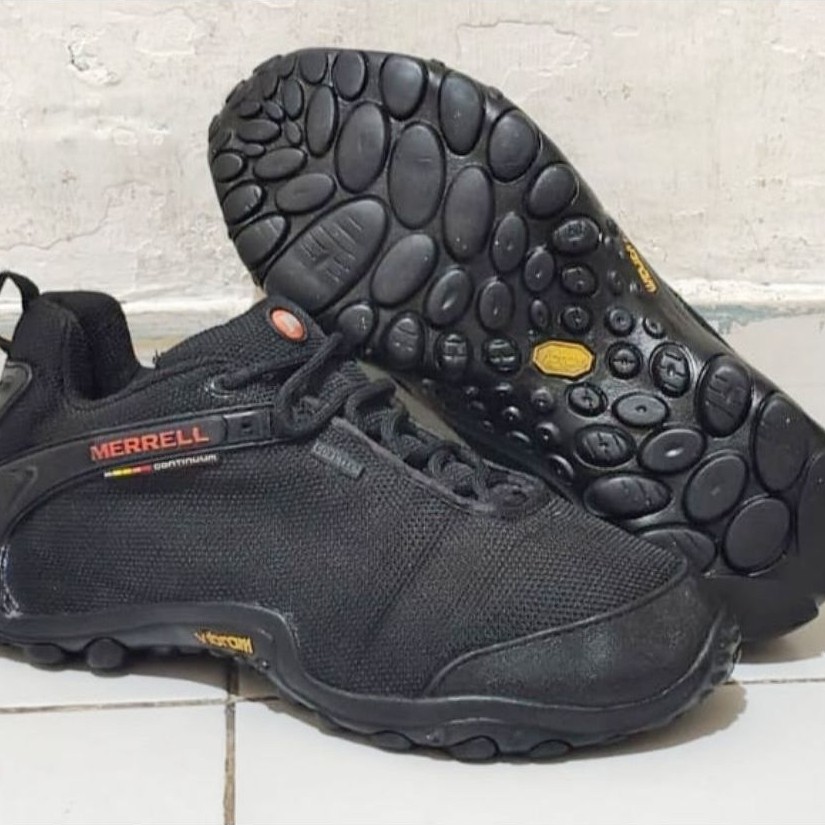 Sepatu Hiking Merrell Continuum hitam dengan sol Vibram model sport outdoor