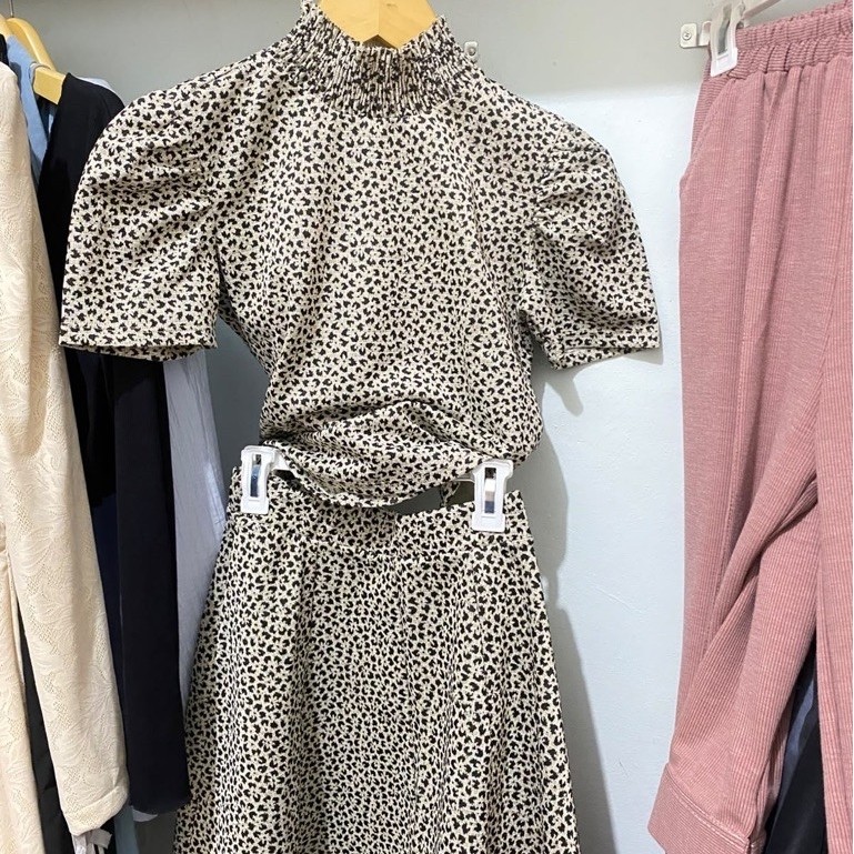 set atasan rok motif leopard lengan pendek kerah tinggi