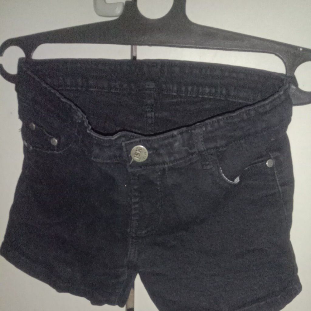 Celana pendek Wanita,Brand JSK jeans, bahan jeans hitam (Preloved)