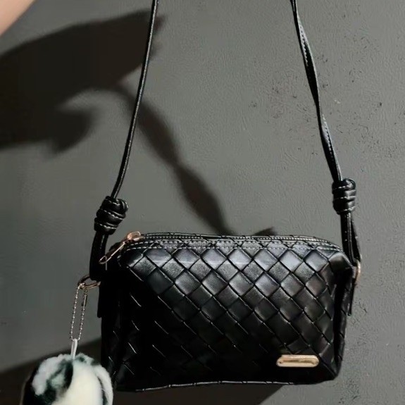 Tas anyam pom pom ready hitam