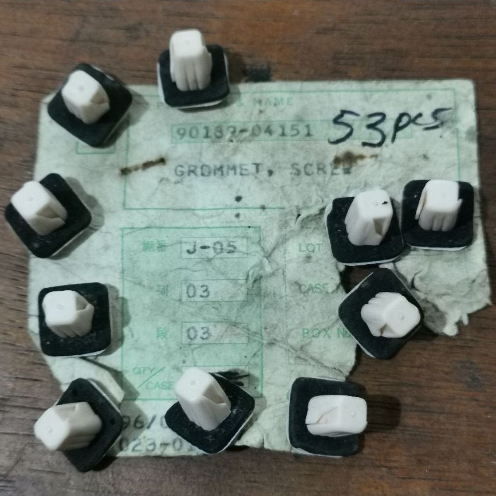 Screw Grommet Klip Toyota Starlet Corolla Cressida NOS Original 90189-04151