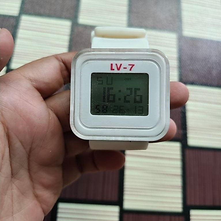 jam tangan preloved levis putih putih