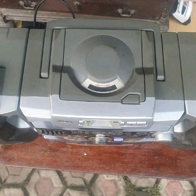 Sharp GX VCDZ300M, yang juga dikenal sebagaiSharp Simba II masih hidup radio dan tape kanan yg kiri 