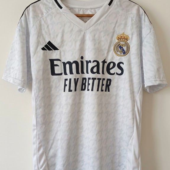 Jersey sepak bola Real Madrid putih lengan pendek dengan logo Emirates Fly Better