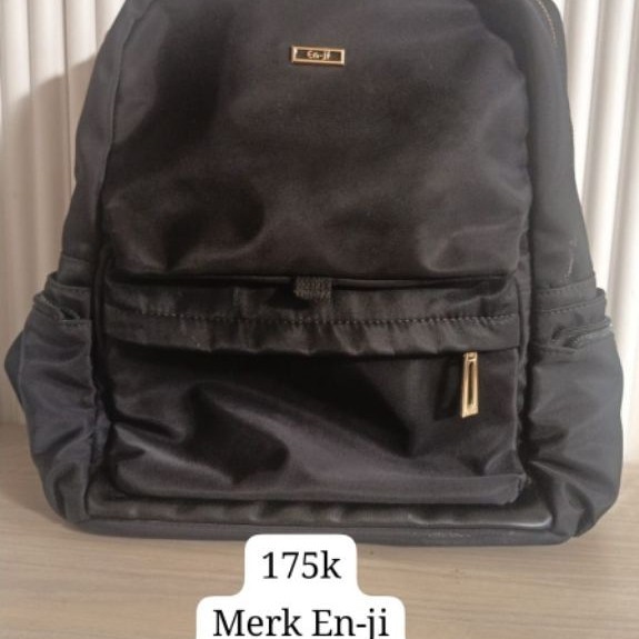 Tas Ransel En-ji warna hitam dengan resleting depan model minimalis