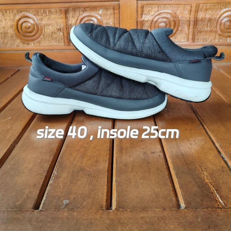 Sepatu tnf slip on (preloved)