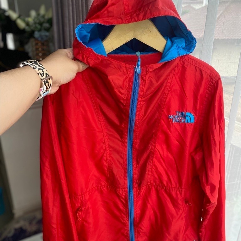 7-8 tahun. jaket anak perempuan cantik brand TNF. jaket anak perempuan keren TNF. jaket anak perempu
