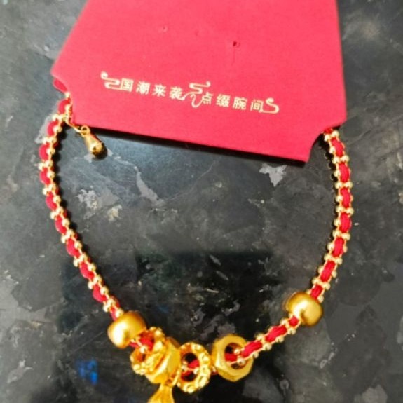 Gelang tali merah aksesoris emas motif tradisional