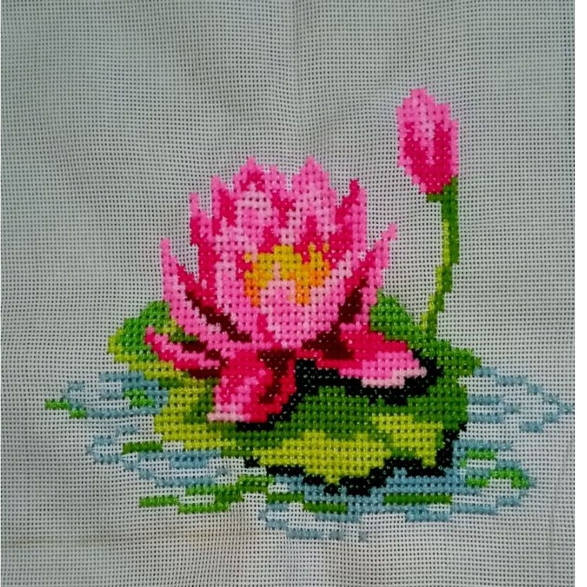 kristik jadi Bunga teratai ukuran 20cm x 17cm