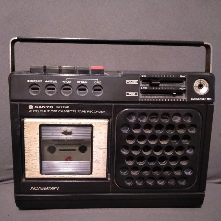 Tape jadul Sanyo M 2246 nyala