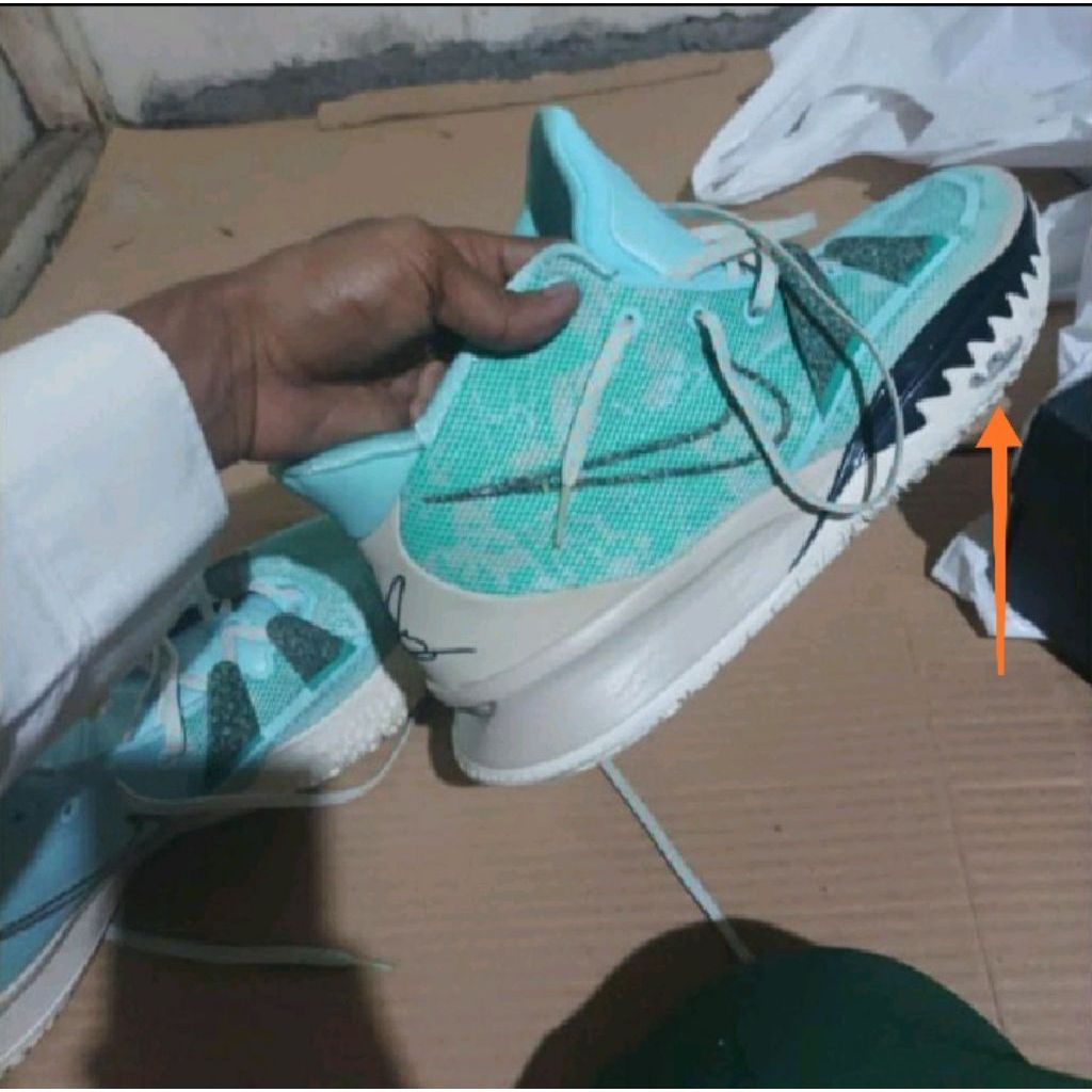 Second Sepatu Basket Nike Kyrie