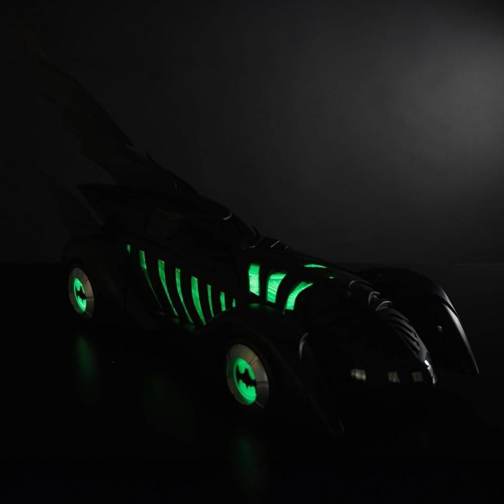 TERBATAS MCFARLANE TOYS - DC MULTIVERSE BATMOBIL (BATMAN FOREVER) GLOW IN THE DARK GOLD LABEL