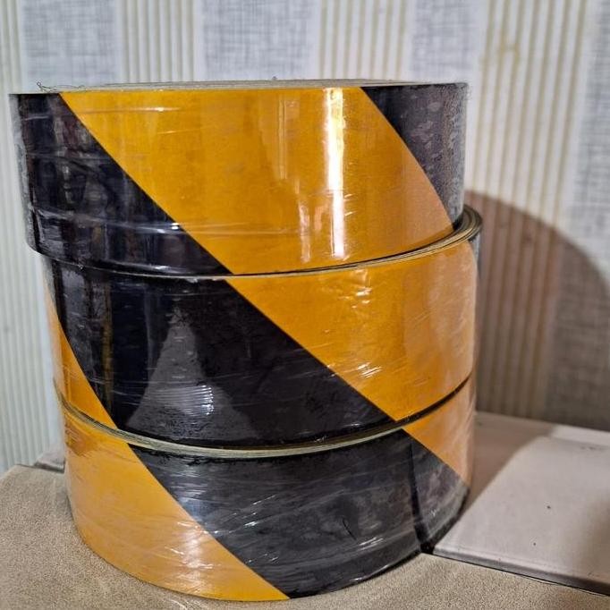 

Sticker Reflector Kuning-Hitam/Police Line 4 Cm X 45 Meter Bukan 3M