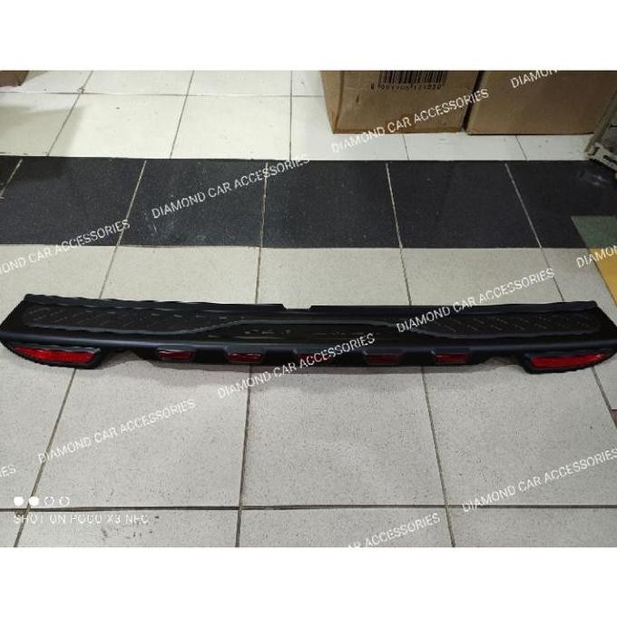 Sillplate belakang + reflektor Toyota Fortuner 2005-2011
