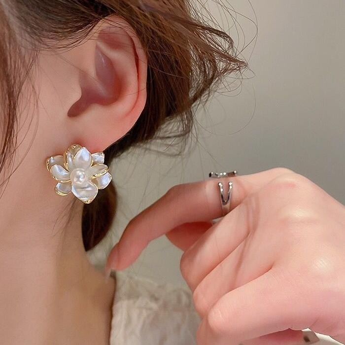 Anting Bunga Putih Perhiasan Pesta Anting Wanita