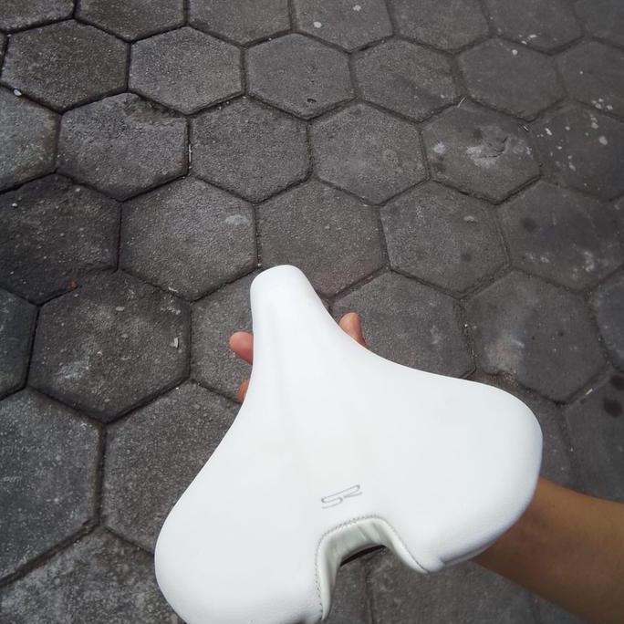 SADDLE SEPEDA PUTIH KULIT SELLE ROYAL SETA WHITE MTB ROADBIKE SELI RB SR