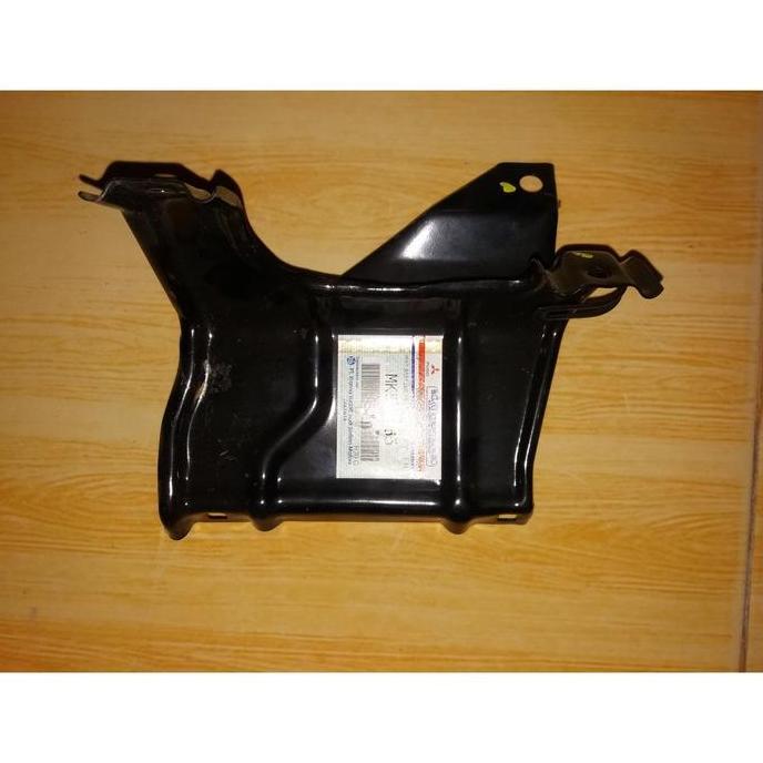 Braket Dasbor Kiri Bagian Bawah Colt Diesel Canter
