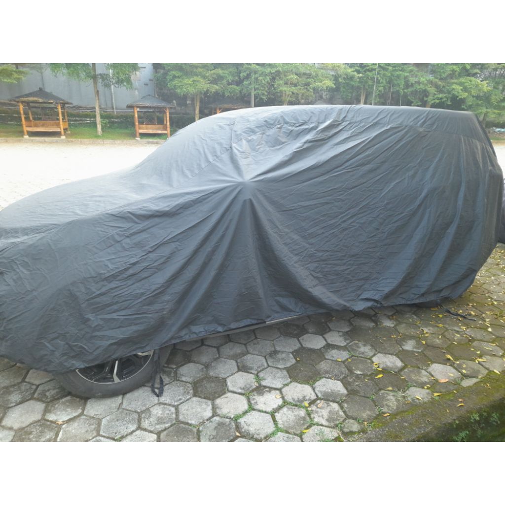 Prevoled cover mobil merk D'coverin size M. (Tebal tidak tembus air)