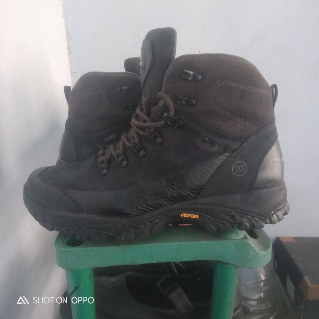 sepatu Eiger plum bekas size 42