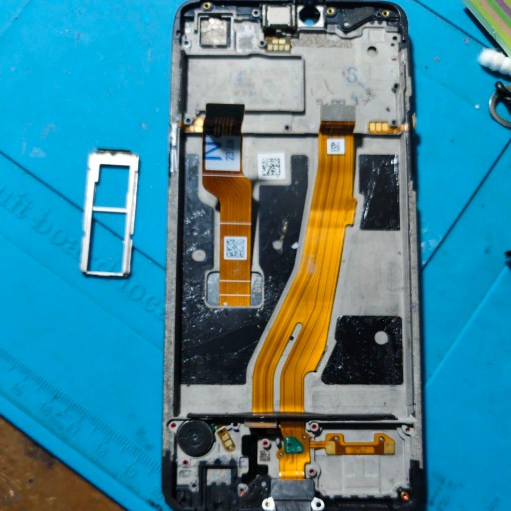 OPPO F7 FRAME/DUDUKAN LCD+ LCD(GAK TAU HIDUP ATAU GAK SOALNYA GAK DI CEK) SIMTRAY+ FLEXIBLE CAS+FLEX