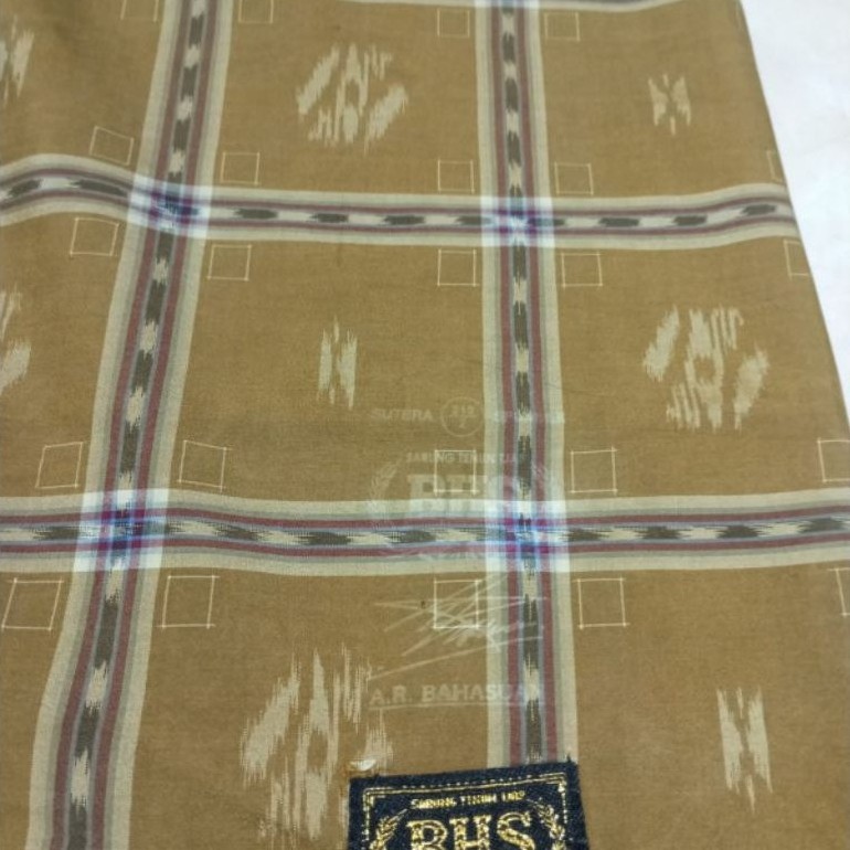 sarung bhs GGL coklat muda full sutra spunslik bekas minus ringan