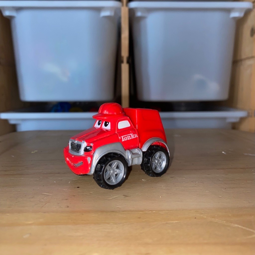 Tonka Lil' Chuck & Friends Mini Diecast Red Truck Hard Hat Original Maisto Hasbro – Mobil Truk Mini 