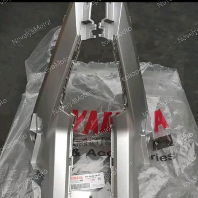 Ikbsh_ Cover Sambungan Tengah Mxking Mx King Silver Ori 2Pv-F842M-00-P2