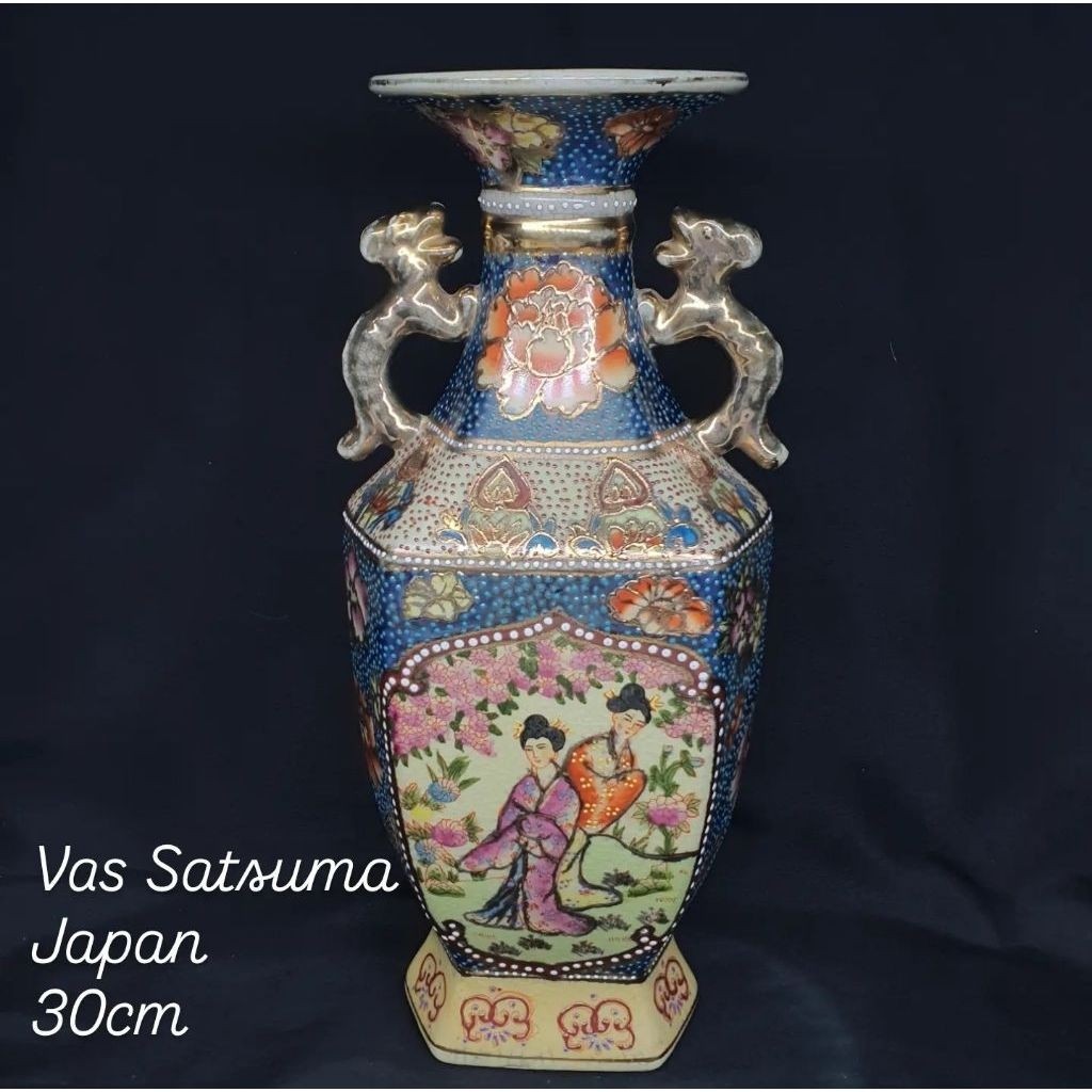 Guci vas satsuma antik jadulMade in japan
Bahan keramik porcelain (kaolin)
Lukis hand made
Original

