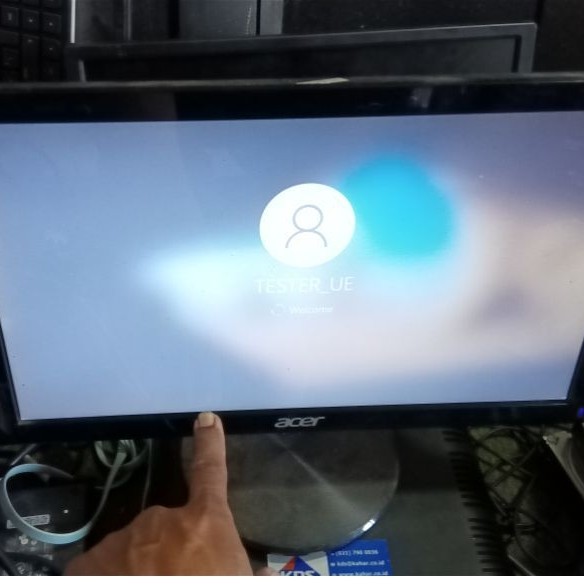 LCD MONITOR 16 INCH