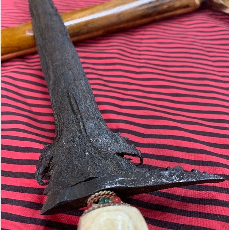 keris karno tinanding lurus