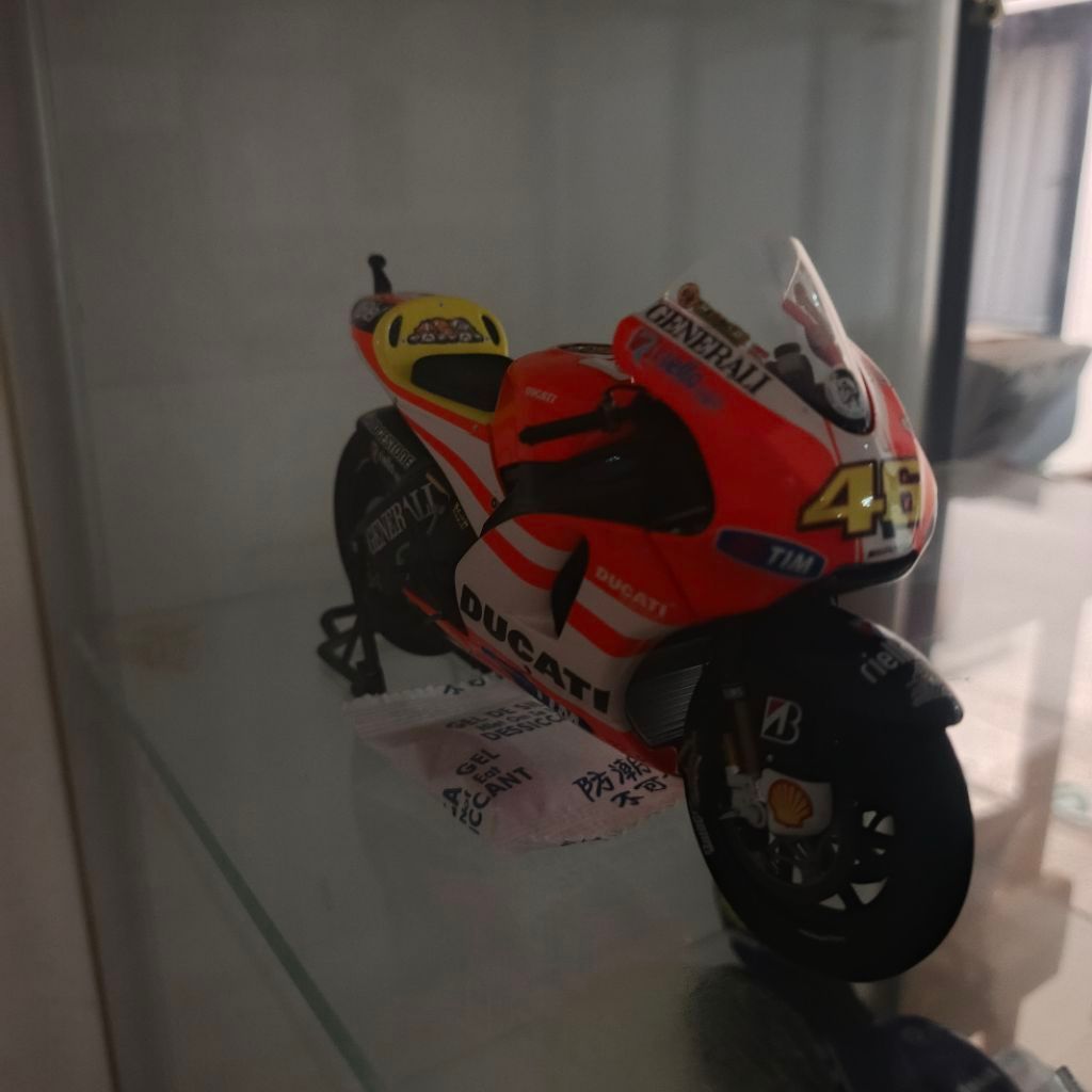 Minichamps Valentino Rossi Ducati 2011 Race bike 1