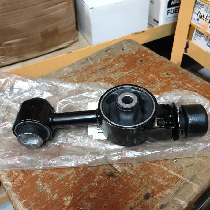 Engine mounting kanan atas Livina 1.8