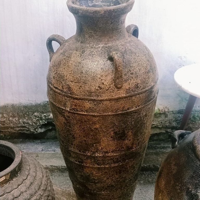 pot gerabah tinggi