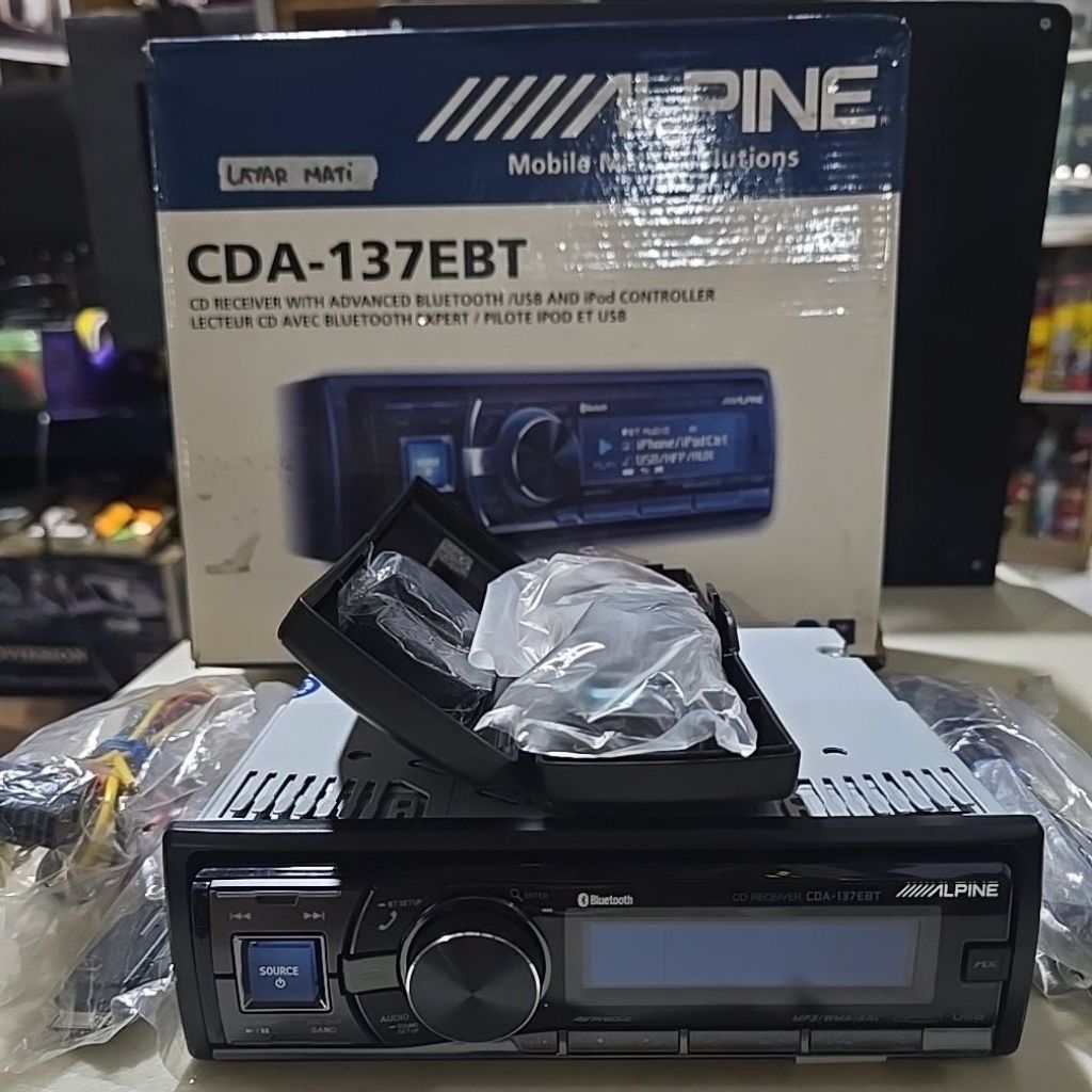 Head unit single Din Alpine CDA-137EBT ada minus layar mati