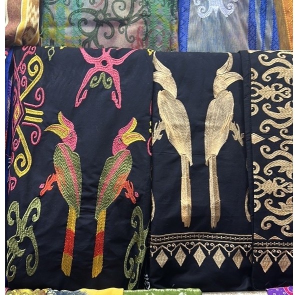 KAIN KATUN BORDIR KHAS KALIMANTAN TIMUR MOTIF BURUNG ENGGANG DAN MOTIF ANGGREK