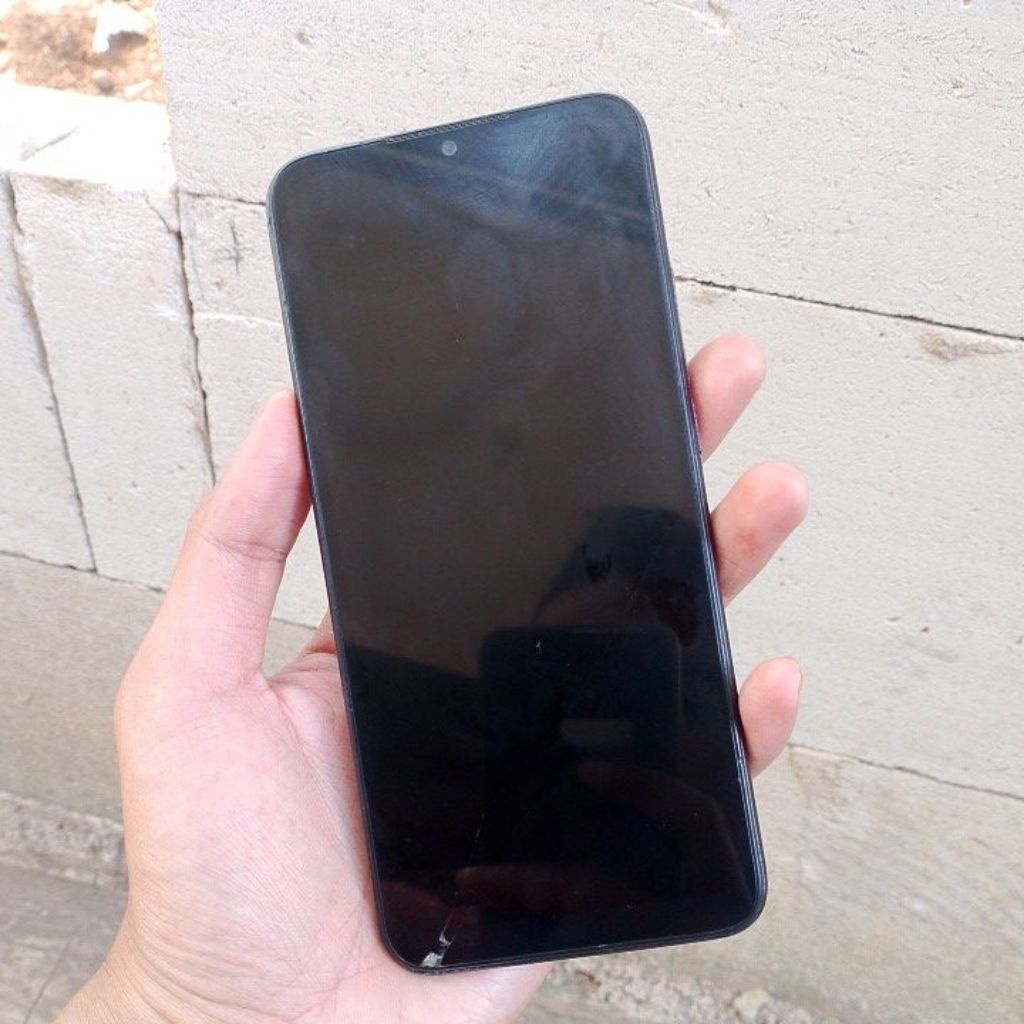 sesuai foto redmi 9a 2 32 MATOT,,lcd retak ,, tidak segel