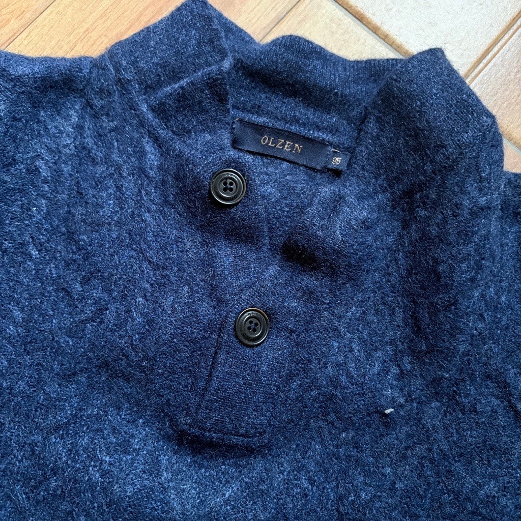 Sweater rajut OLZEN warna biru tua lengan panjang dengan tombol