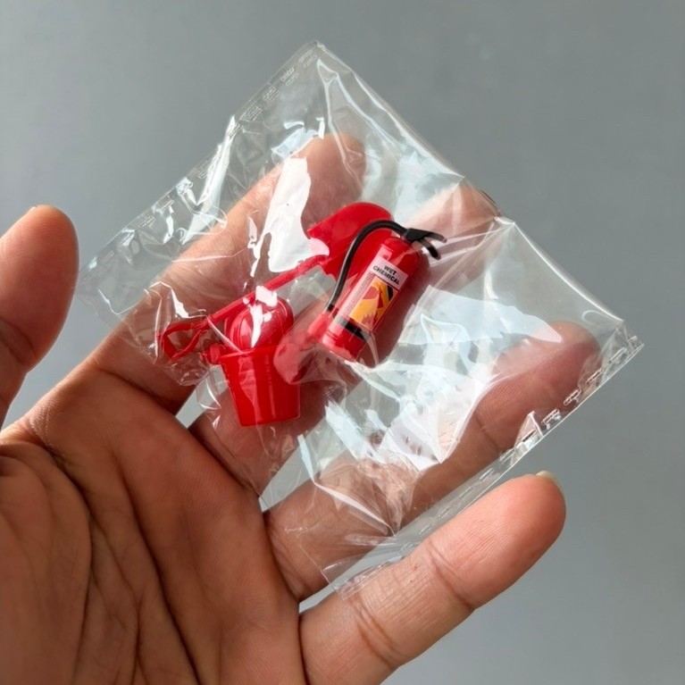 Miniatur APAR Skop Ember Helm proyek warna merah plastik ABS mainan rumah boneka diorama toys fotogr