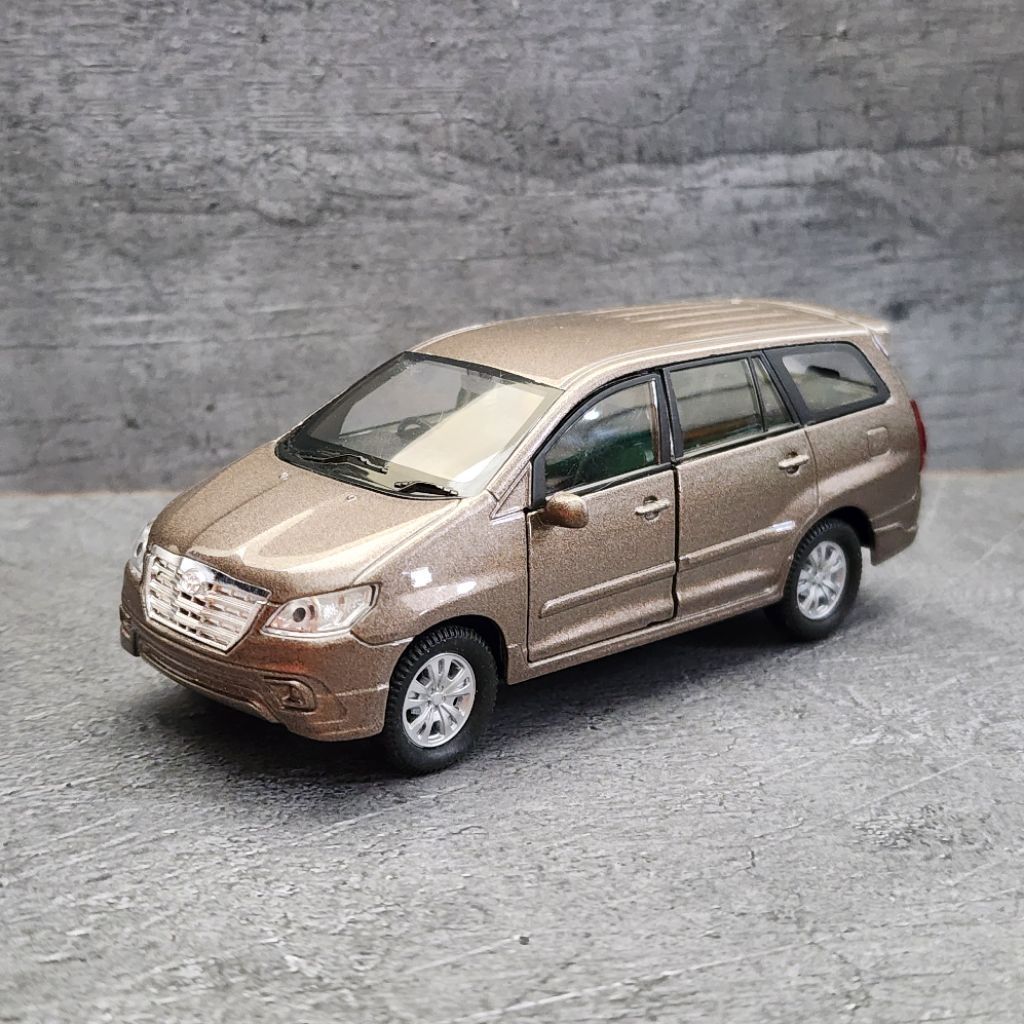 Welly Diecast TOYOTA KIJANG INNOVA DOYOK Warna Gold Kondisi Baru BIB Old-Stock Cocok Untuk Koleksi a