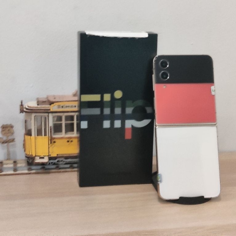 Samsung Galaxy Z Flip 4 5G Bespoke 8GB/256GB Resmi SEIN