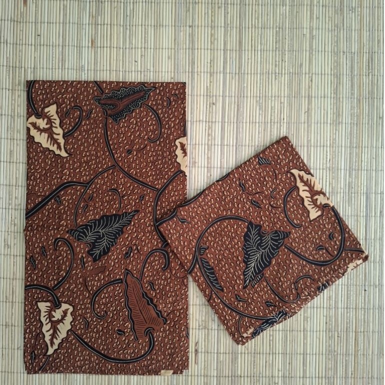 Batik sogan klasik motif daun talas besar (gondong lompong gedhe)