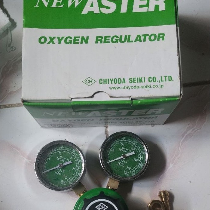 Regulator Oksigen Newaster Chiyoda Seiki Co.,Ltd. dengan Manometer Hijau