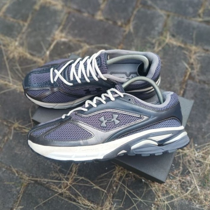 UNDER ARMOUR HOVR RETRO RUNNING/SEPATU RUNNING SECOND