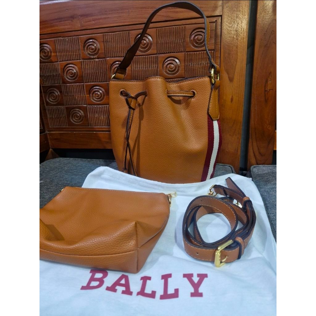 preloved tas serut dan clutch bally cewek kulit asli, mulus, istimewa