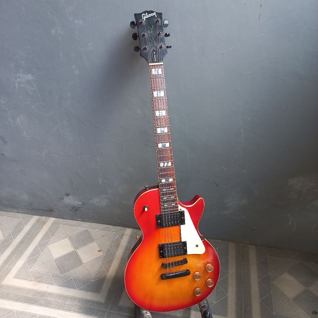 Gitar Model Chibson second bekas pakai lesspaul dengan pickup EMG HZ pasif neck dan bridge.