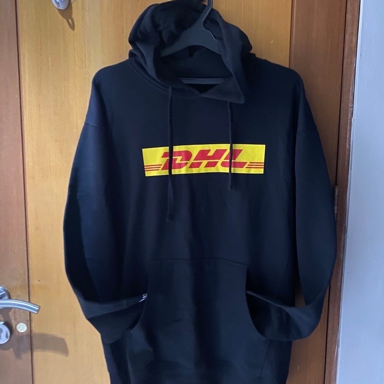 Hoodie hitam pria motif DHL lengan panjang dengan kantong depan