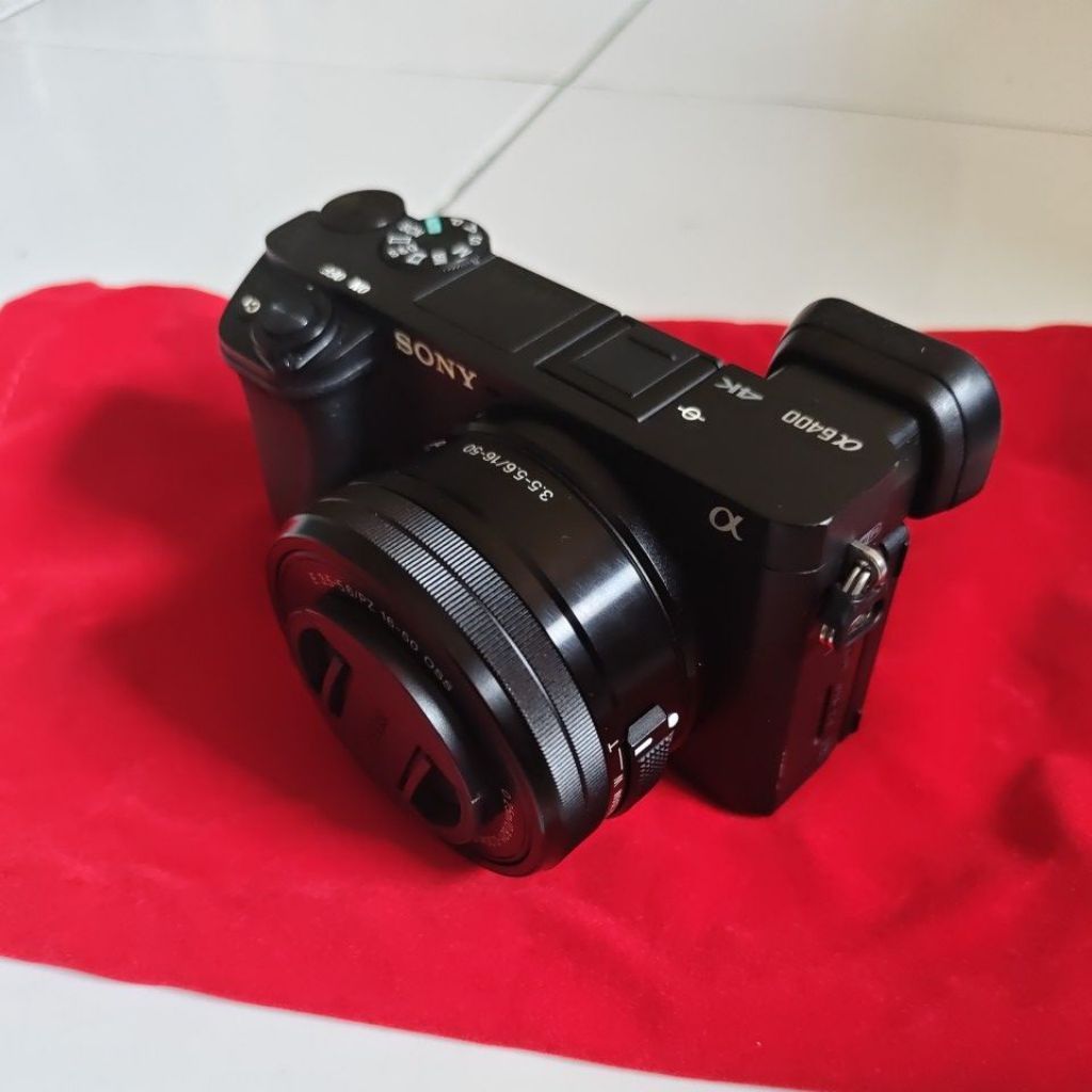 Sony A6400 mirrorless kamera Bekas masih sangat bagus ada sedikit lecet pemakaian normal saja