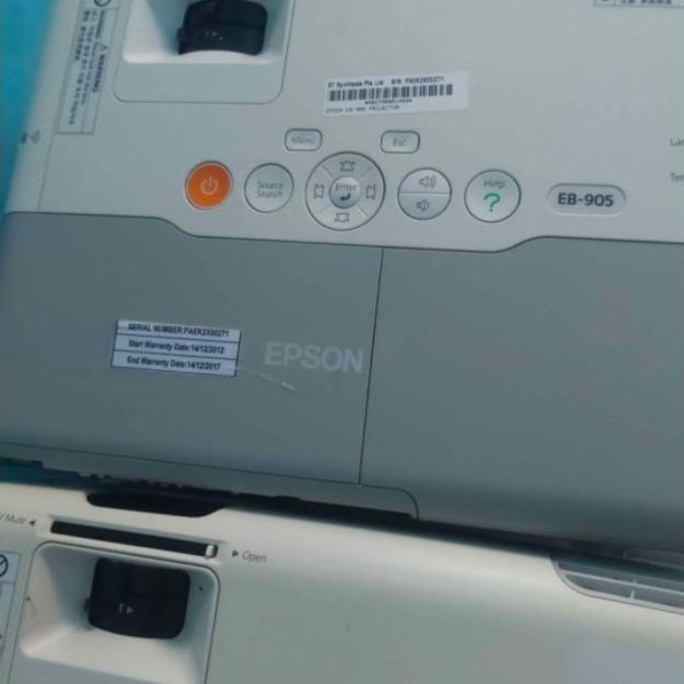 proyektor Epson minus layar bergaris