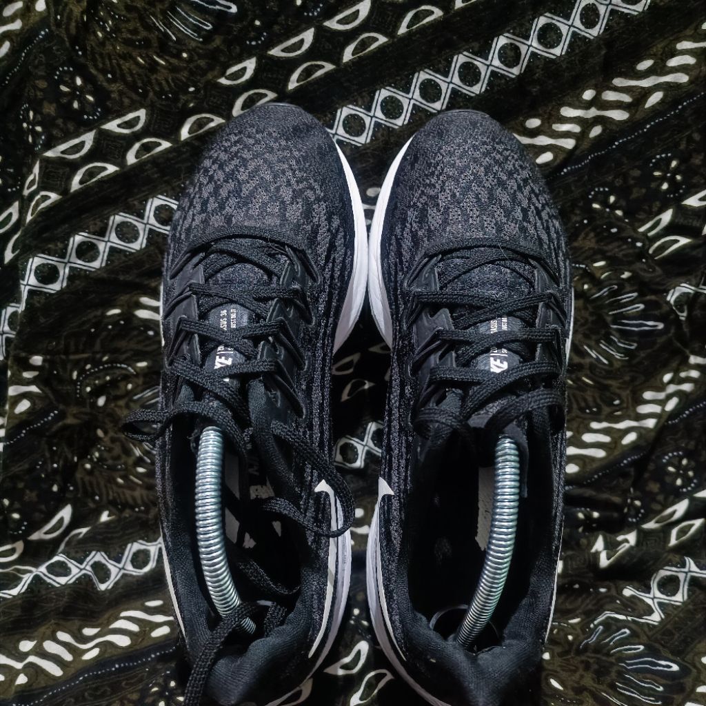 Nike Air Zoom Pegasus 36 Size 42, 5 Insole 270
Made in Vietnam 

