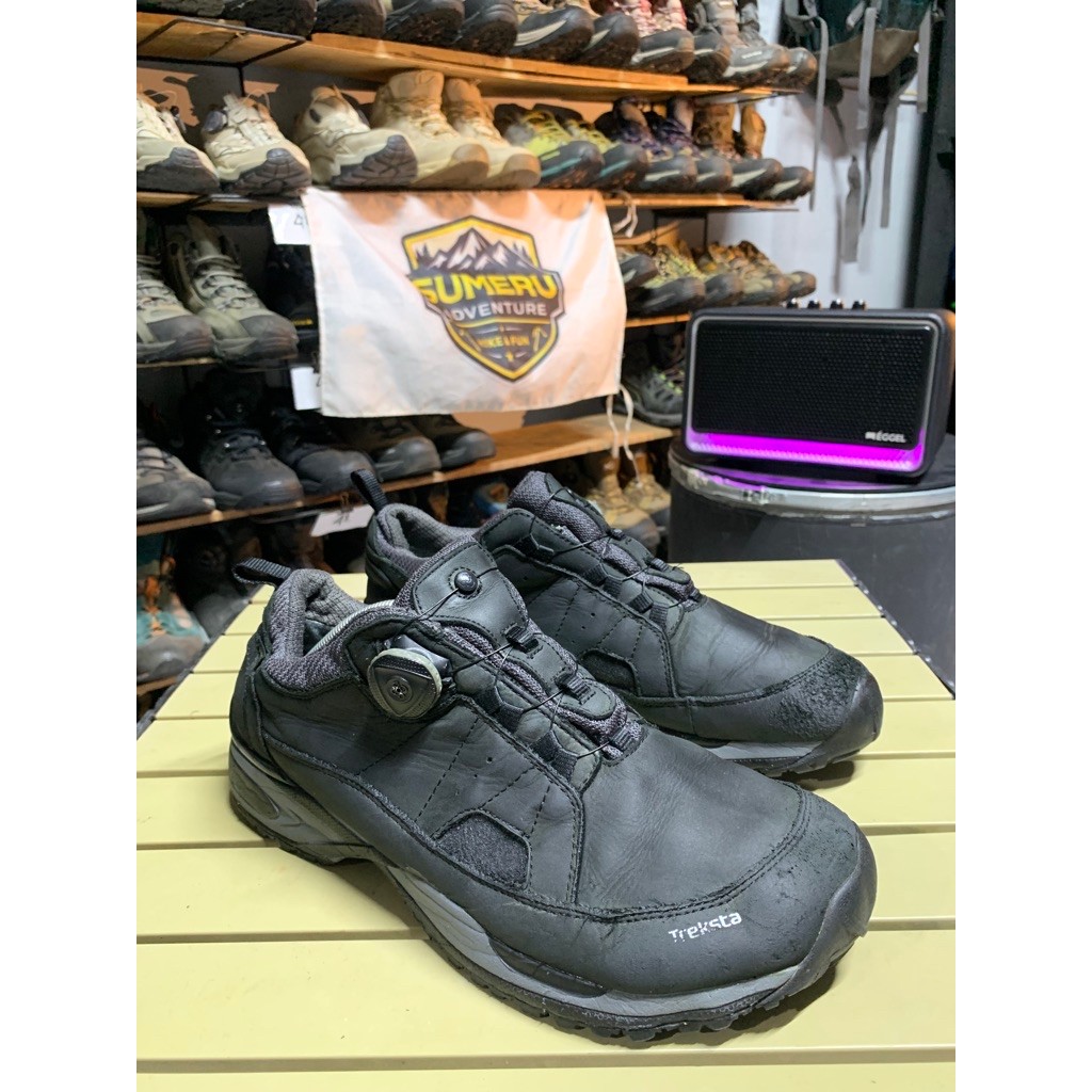 Sepatu hiking casual kulit TREKSTA BOA size 44 insole 28,5cm